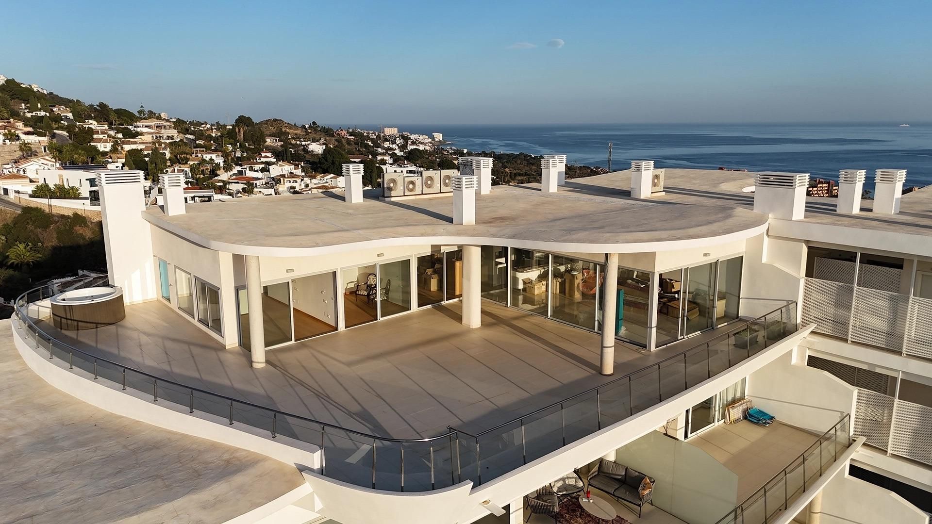 Vista exterior de Àtic en venda en Benalmádena amb Aire condicionat, Calefacció i Jardí privat
