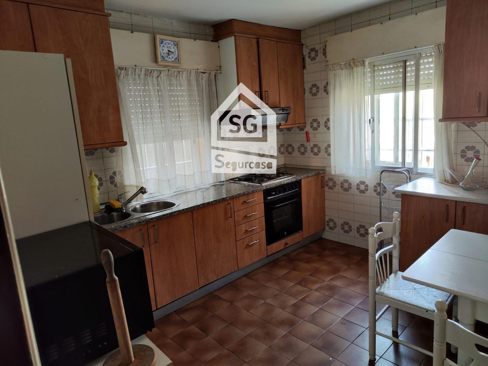 Cuina de Casa o xalet en venda en Ourense Capital  amb Calefacció i Jardí privat