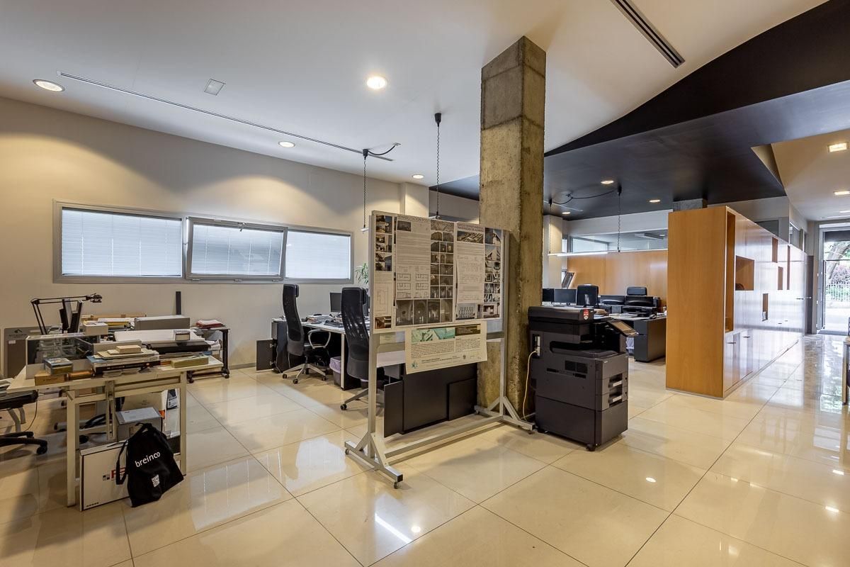 Premises for sale in  Granada Capital  with Air Conditioner