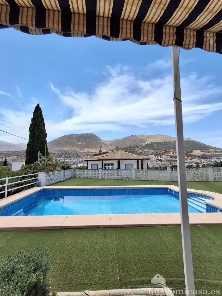 Vista exterior de Casa o xalet en venda en Loja amb Aire condicionat, Jardí privat i Terrassa