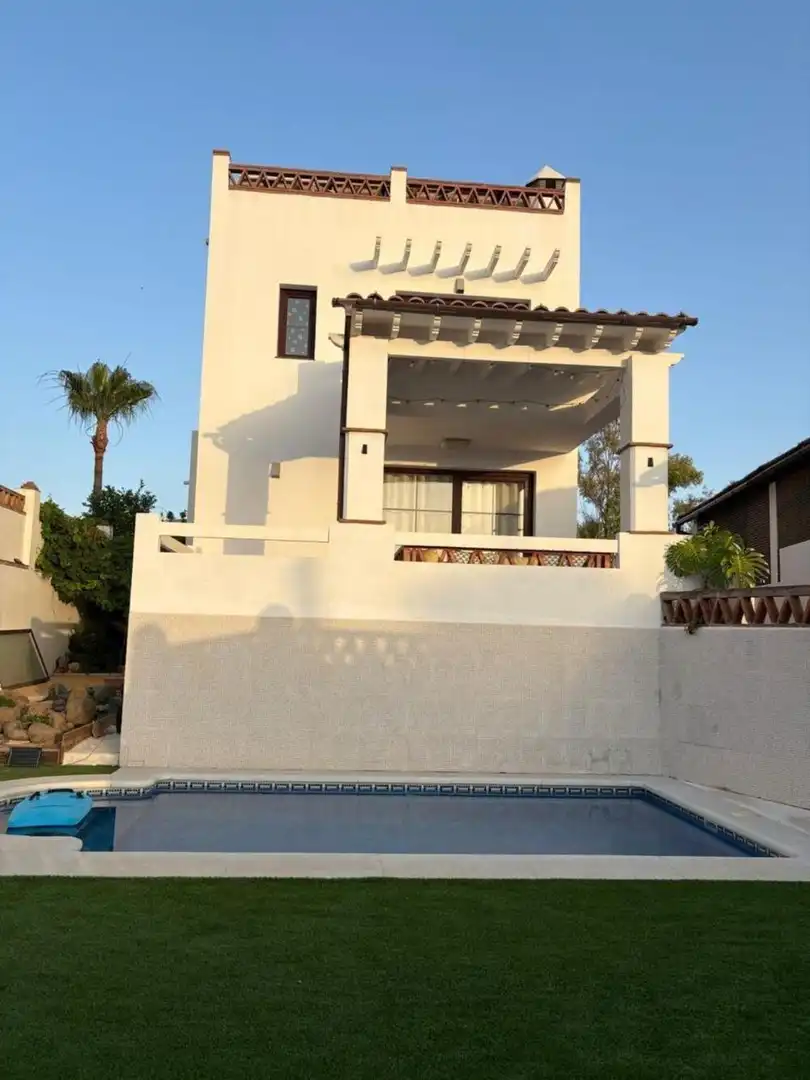 Vista exterior de Casa o xalet de lloguer en Estepona amb Aire condicionat, Jardí privat i Terrassa