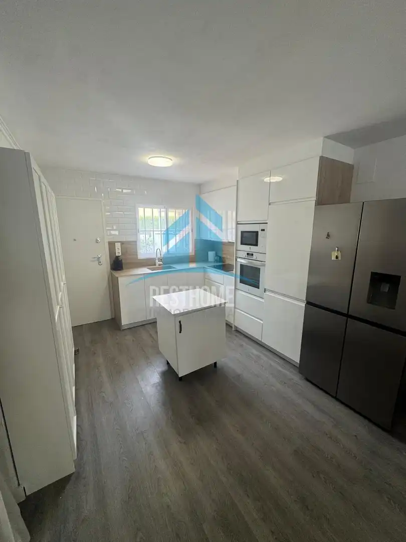Cuina de Casa o xalet en venda en Tavernes de la Valldigna amb Aire condicionat, Terrassa i Piscina comunitària