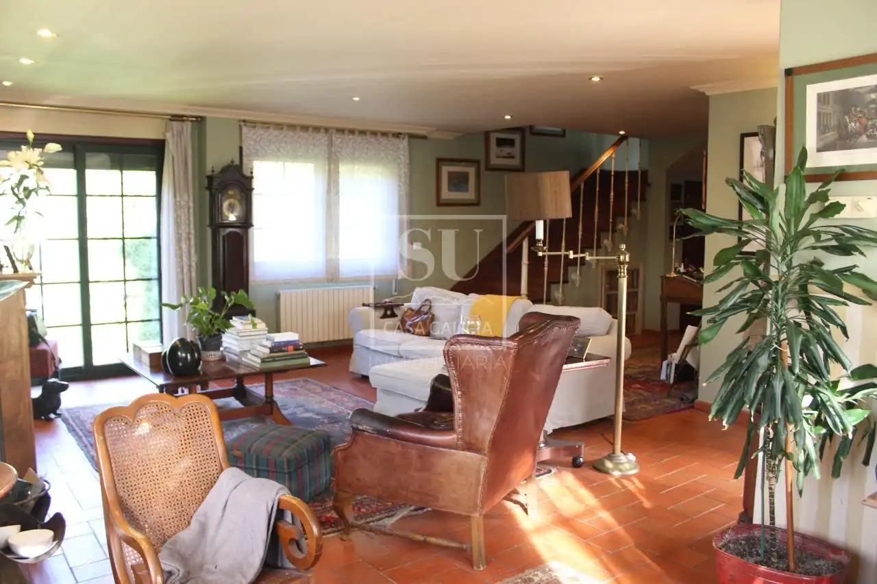 Sala d'estar de Casa o xalet en venda en Gondomar amb Calefacció, Jardí privat i Moblat