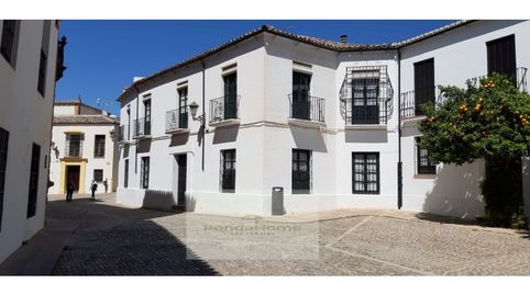 Casa Histórica con 5 Dormitorios y Patio en Plaza Mondragón