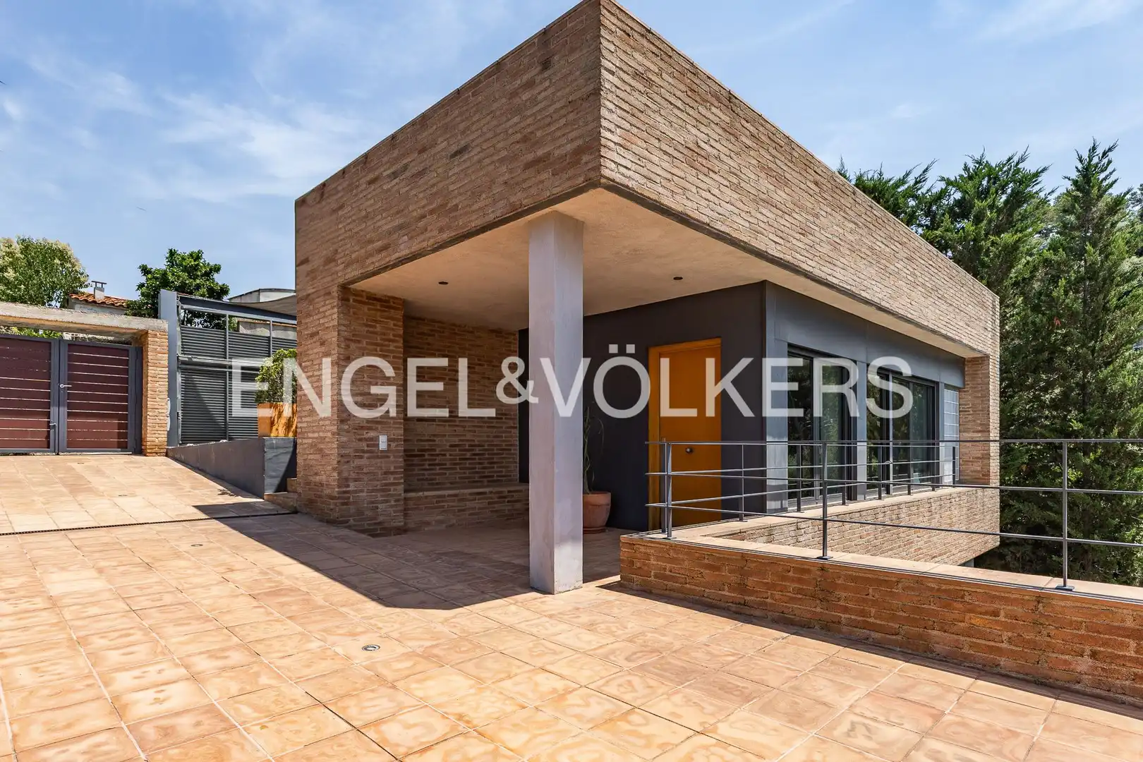 Vista exterior de Casa adosada en venda en Sant Cugat del Vallès amb Calefacció, Jardí privat i Parquet