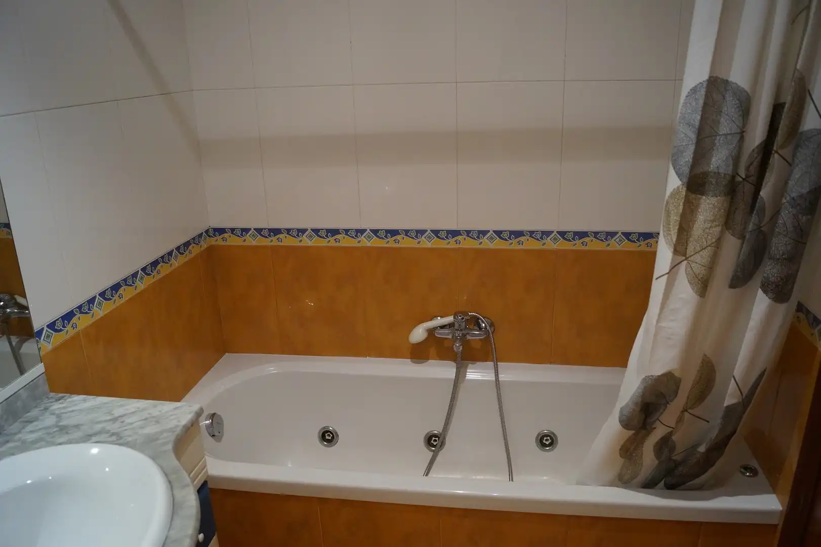 Baño de Ático en venta en Boiro con Calefacción, Parquet y Trastero