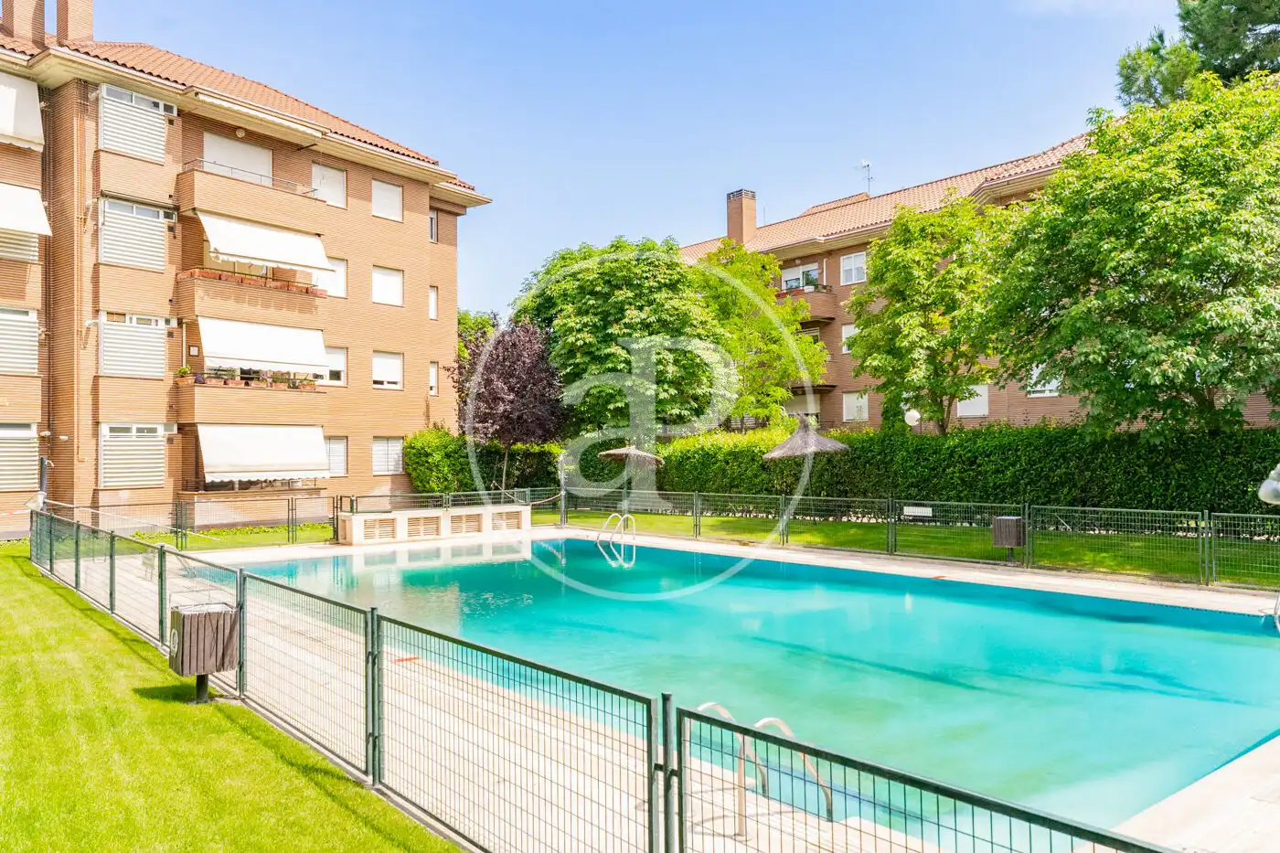 Schwimmbecken von Wohnung zum Verkauf in Pozuelo de Alarcón mit Klimaanlage, Heizung und Privatgarten