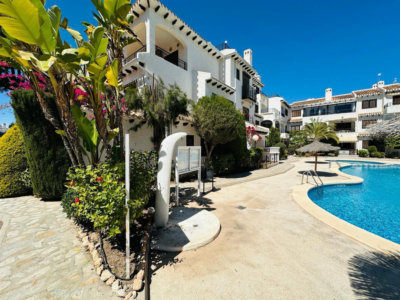 Vista exterior de Casa o chalet en venta en Orihuela con Terraza y Piscina comunitaria