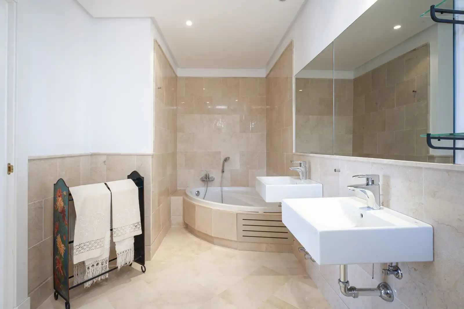 Badezimmer von Wohnungen zum Verkauf in Marbella mit Terrasse, Möbliert und Gemeinschaftspool