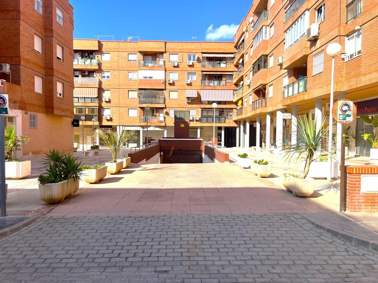 Vista exterior de Garatge en venda en  Almería Capital
