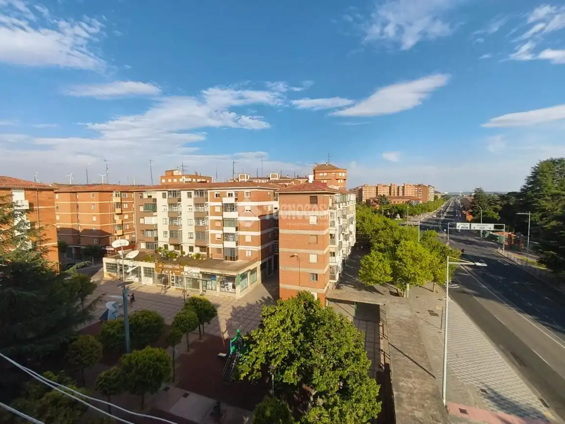 Vista exterior de Piso en venta en Palencia con Trastero y Balcón