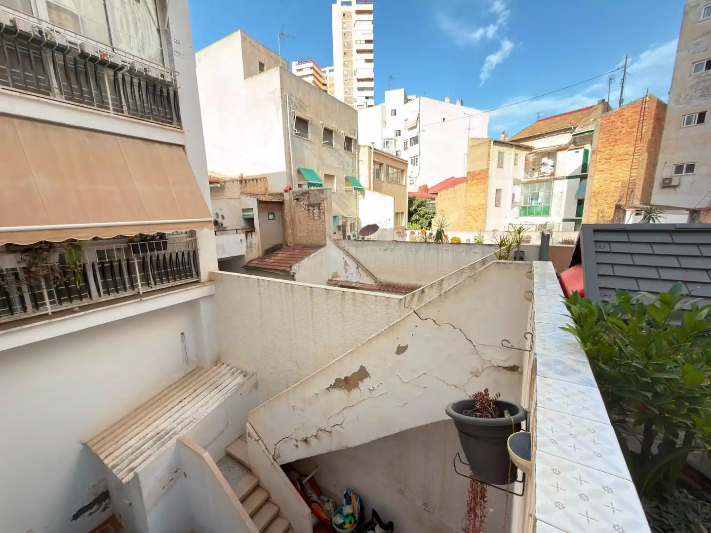 Vista exterior de Edifici en venda en Alicante / Alacant