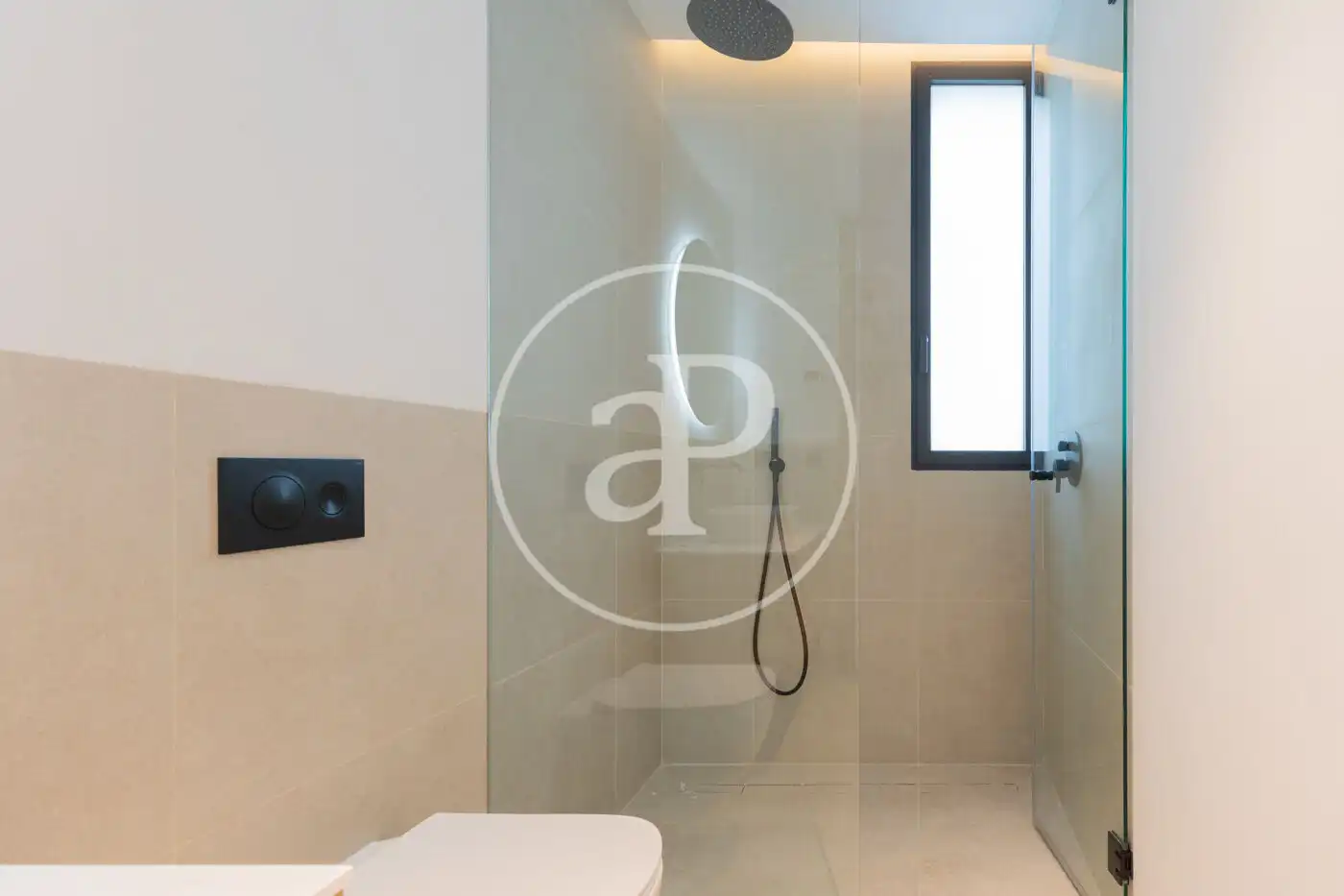 Baño de Piso en venta en  Palma de Mallorca con Aire acondicionado, Calefacción y Jardín privado