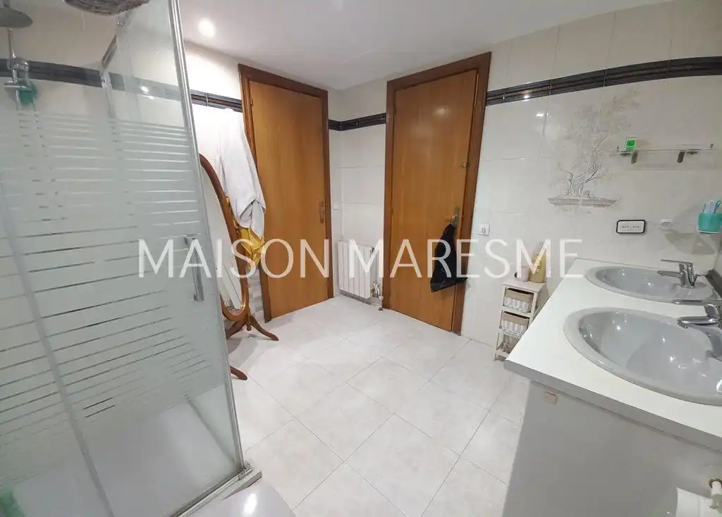 Badezimmer von Maisonette zum Verkauf in Canet de Mar mit Balkon