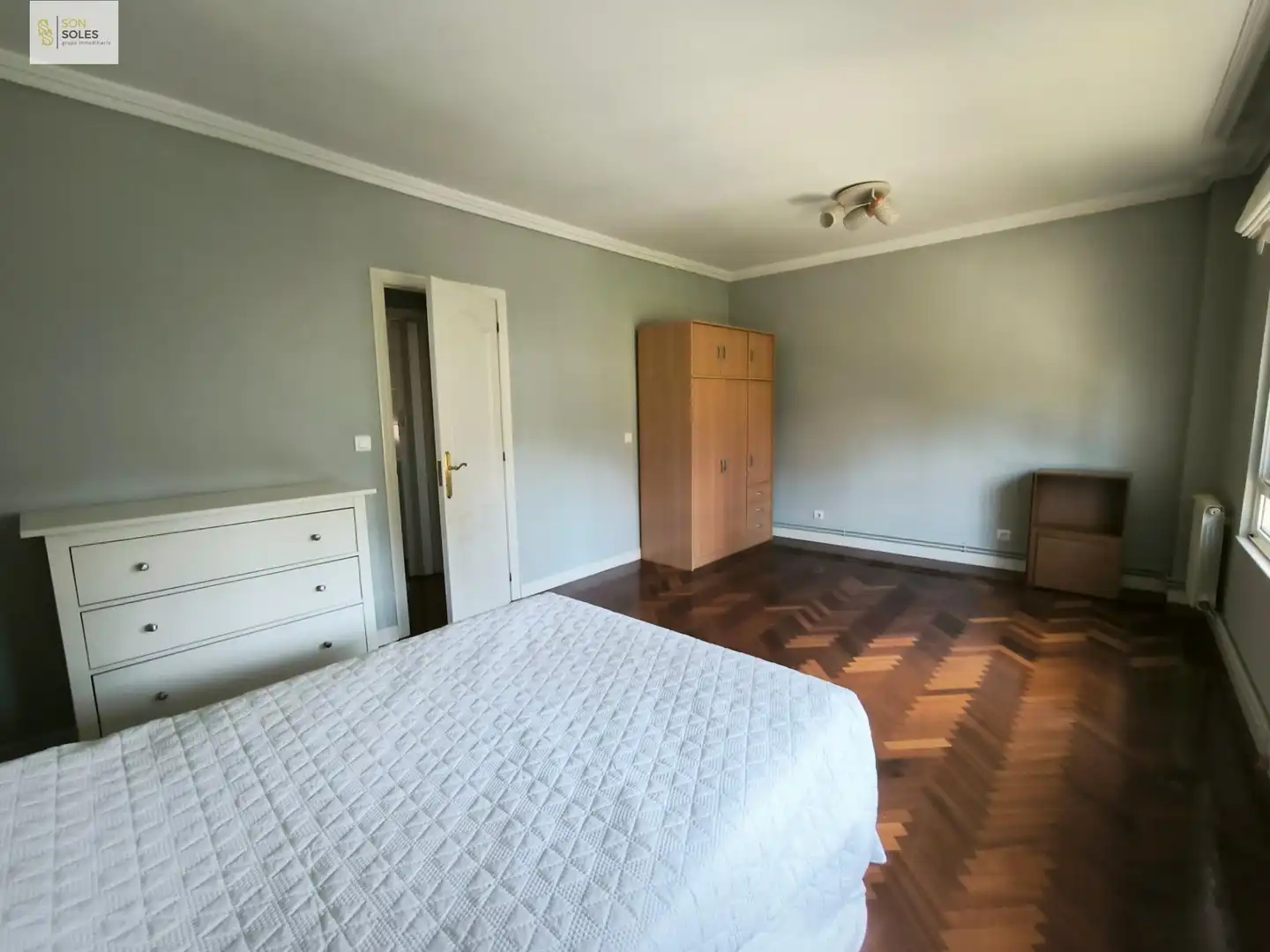 Schlafzimmer von Wohnung zur Miete in Santander mit Heizung, Parkett und Möbliert