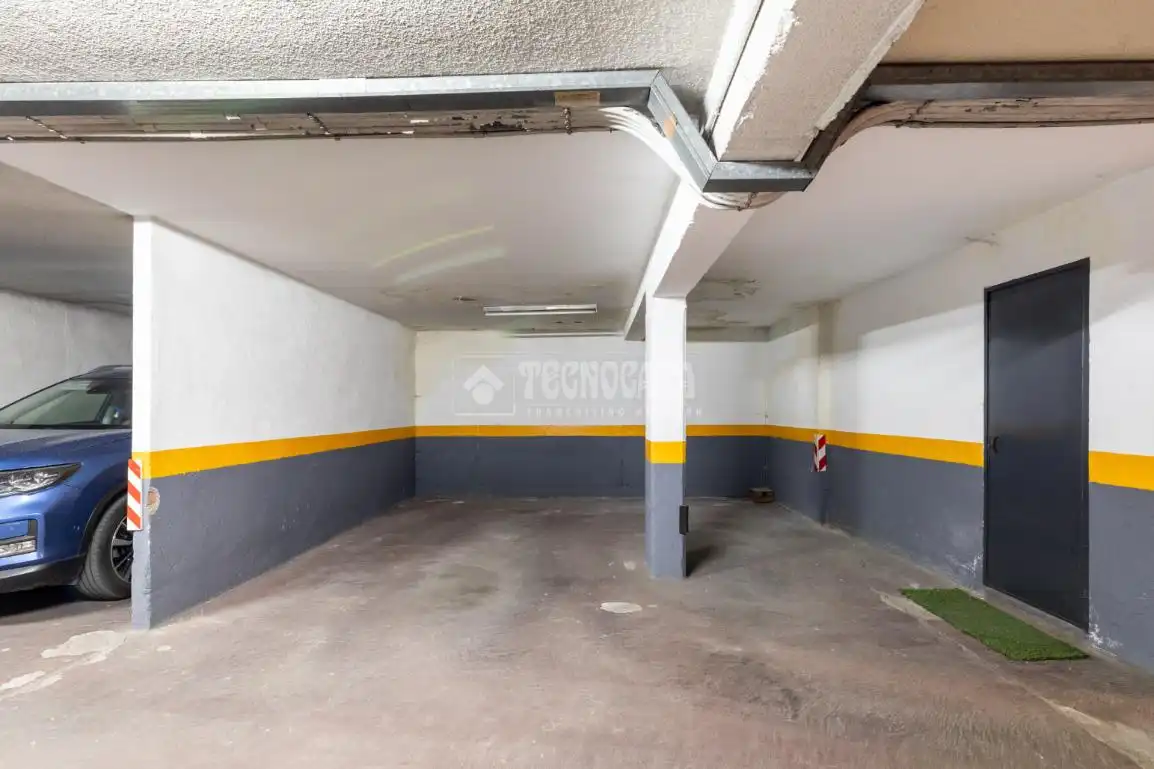 Parking de Casa adosada en venta en Las Rozas de Madrid con Aire acondicionado, Calefacción y Terraza