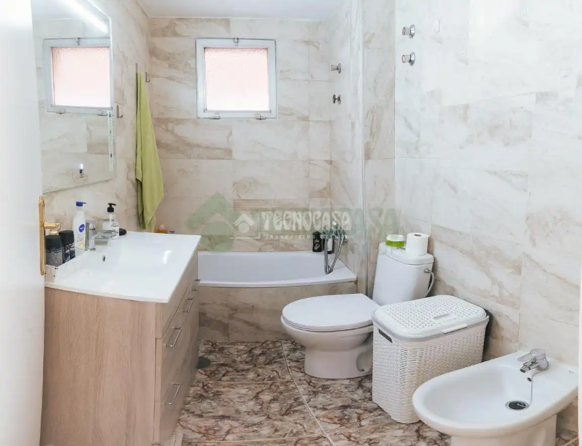Bathroom of Flat for sale in Granada