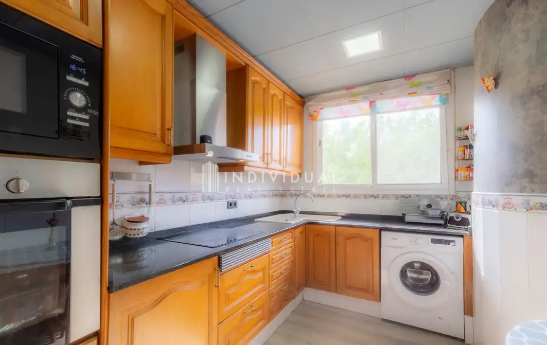 Cuina de Casa o xalet en venda en Santa Eulàlia de Ronçana amb Aire condicionat, Jardí privat i Parquet