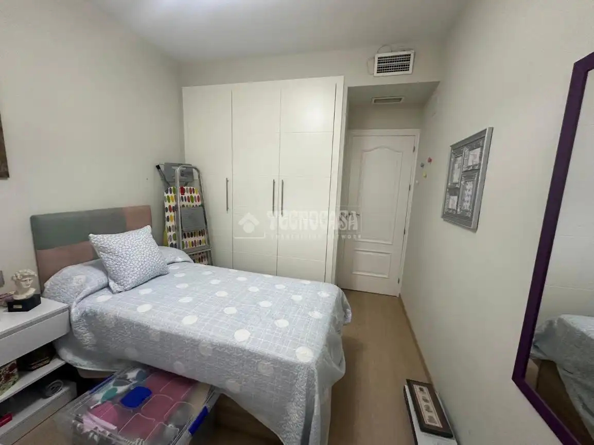 Bedroom of Flat for sale in Sevilla  with Air Conditioner, Heating and Furnished