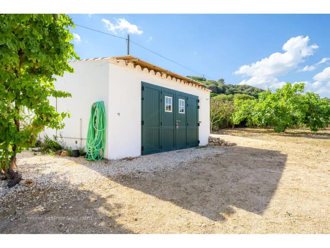 Vista exterior de Finca rústica en venda en Es Migjorn Gran amb Jardí privat i Terrassa