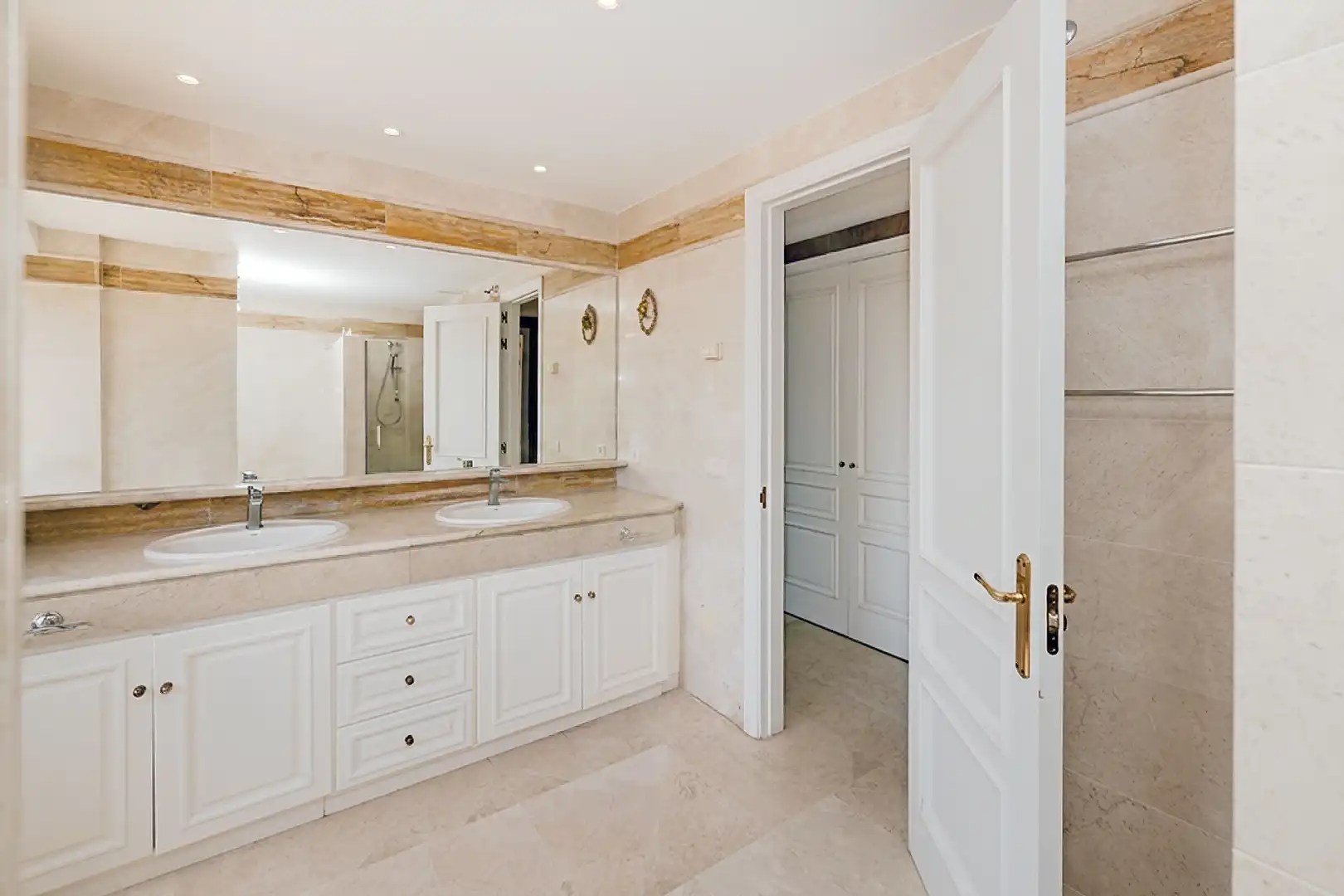 Badezimmer von Dachboden zum Verkauf in Marbella mit Klimaanlage, Heizung und Terrasse