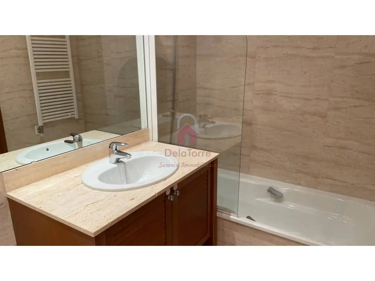 Bathroom of Flat for sale in Terrassa  with Air Conditioner, Heating and Parquet flooring