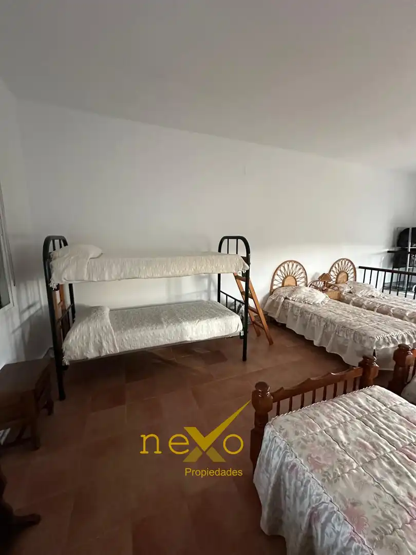 Dormitori de Finca rústica en venda en Las Navas de la Concepción amb Jardí privat, Piscina i Moblat
