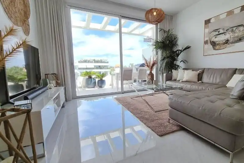 Sala d'estar de Àtic de lloguer en Estepona amb Aire condicionat, Calefacció i Terrassa