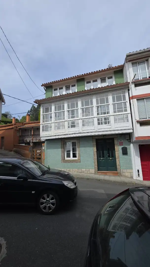 Außenansicht von Einfamilien-Reihenhaus zum Verkauf in Pontedeume mit Heizung und Privatgarten
