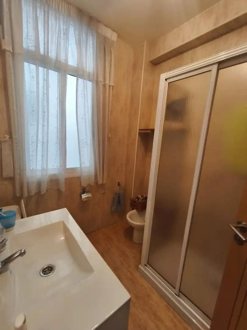 Baño de Piso de alquiler en Santiago de Compostela  con Calefacción, Parquet y Amueblado