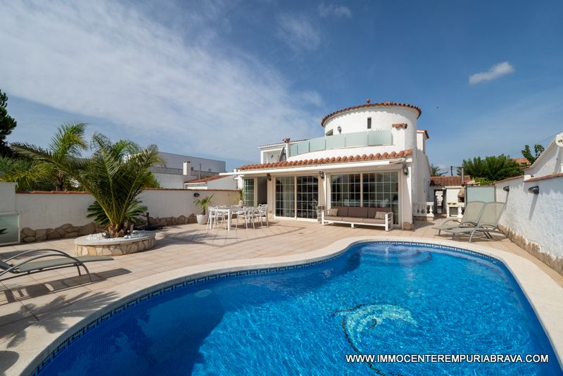 Vista exterior de Casa o xalet en venda en Empuriabrava amb Aire condicionat, Calefacció i Jardí privat