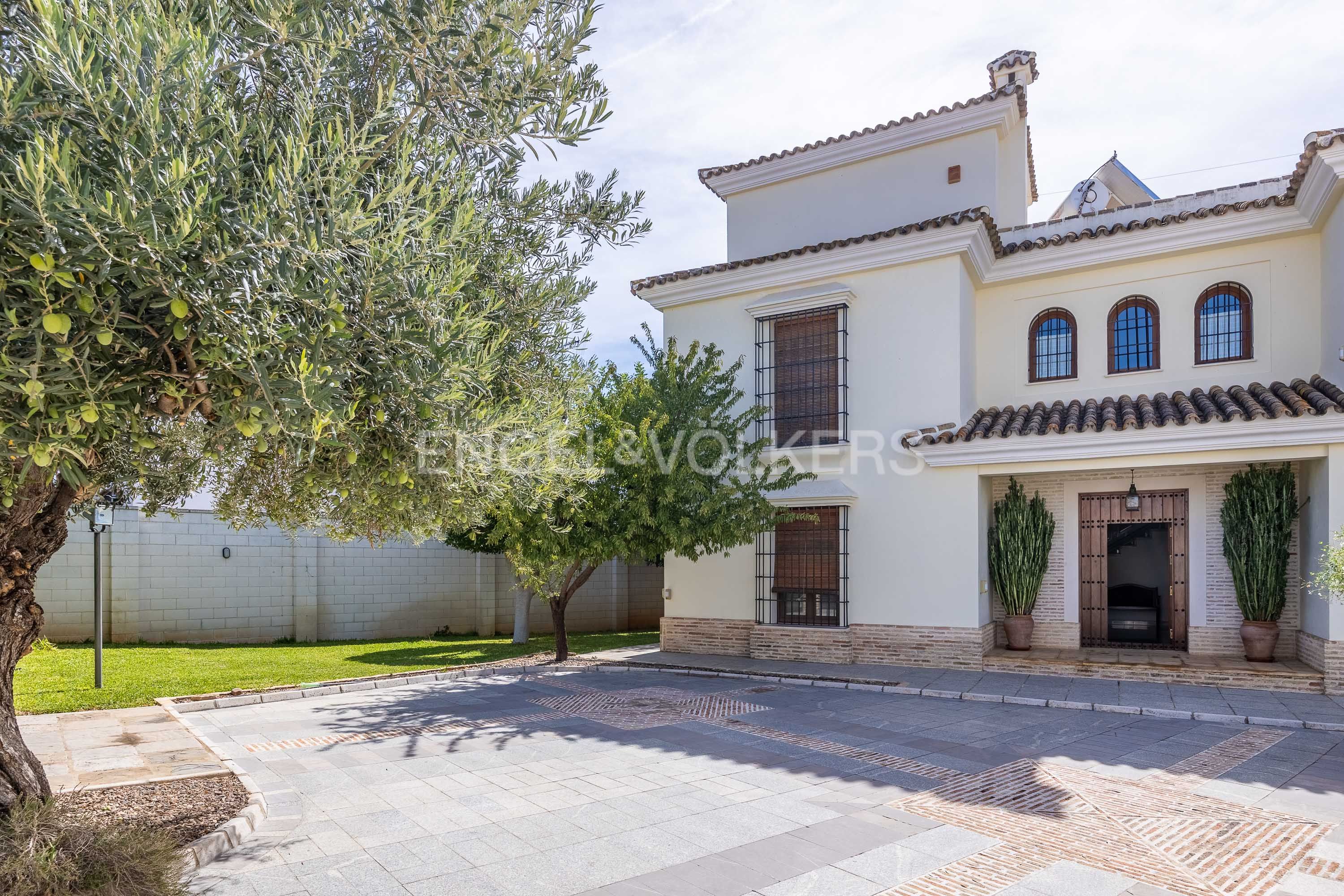 Vista exterior de Casa o xalet en venda en Sanlúcar la Mayor amb Aire condicionat, Calefacció i Jardí privat