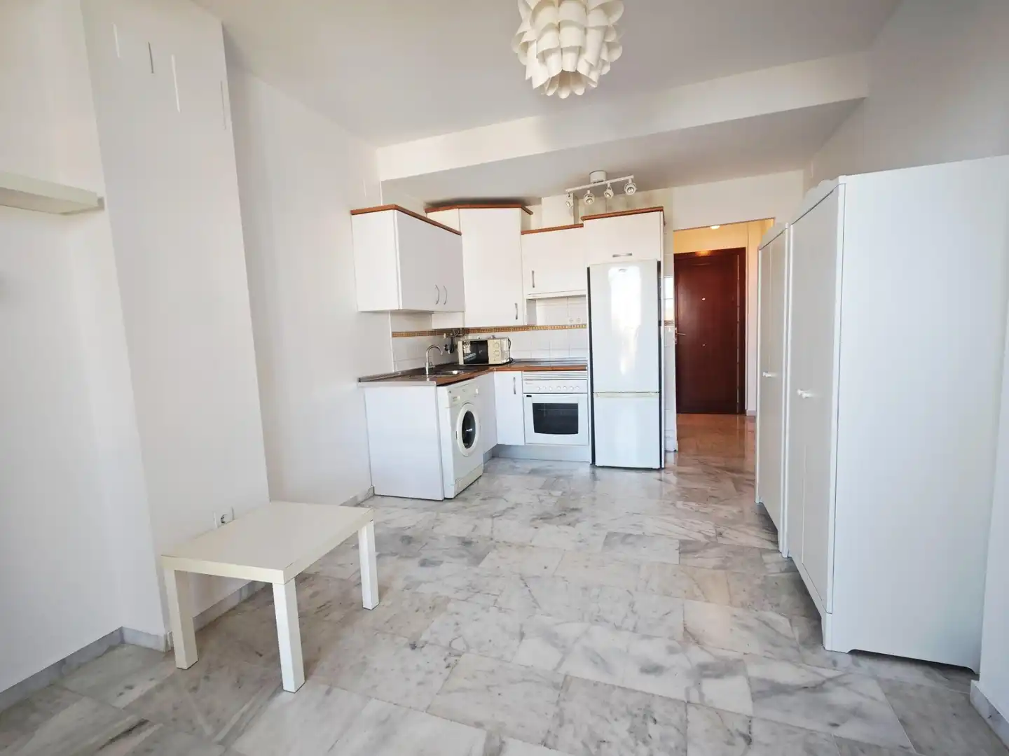 Cocina de Estudio de alquiler en Fuengirola con Aire acondicionado, Jardín privado y Terraza