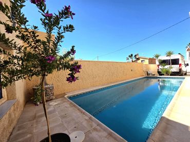 Xalet amb piscina en venda a Calabardina