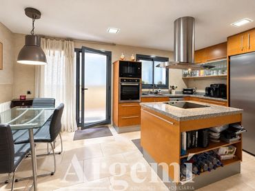 Maison mitoyenne avec balcon à vendre à Montcada Centre - La Ribera