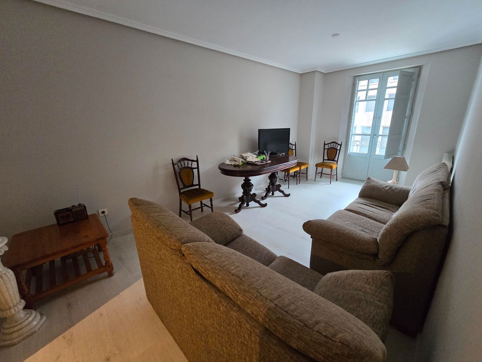 Sala d'estar de Pis en venda en Ourense Capital  amb Calefacció, Parquet i Traster