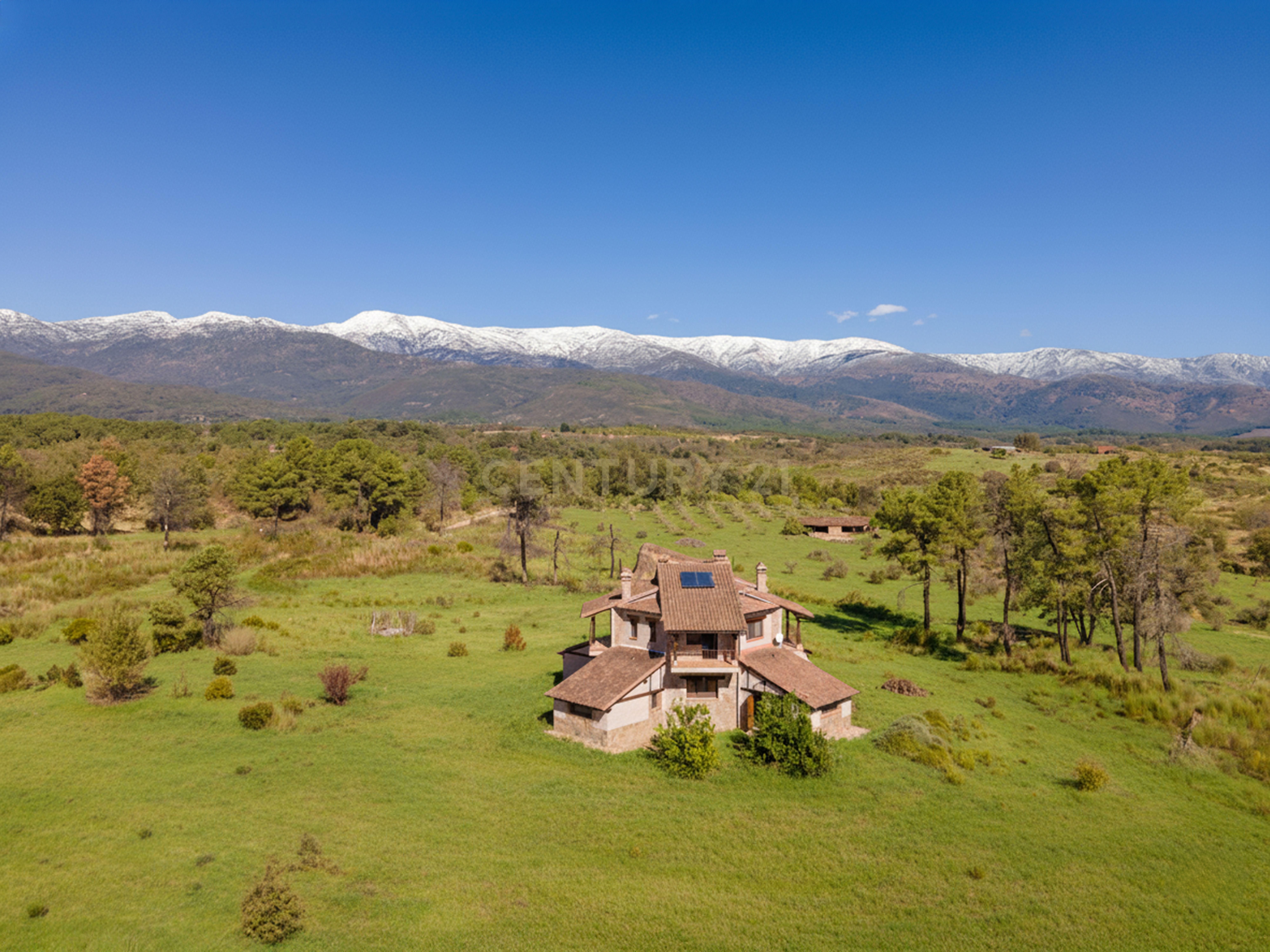 Jardí de Finca rústica en venda en Villanueva de la Vera amb Jardí privat, Microones i TV