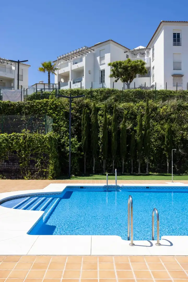 Piscina de Apartament en venda en Manilva amb Aire condicionat, Jardí privat i Terrassa