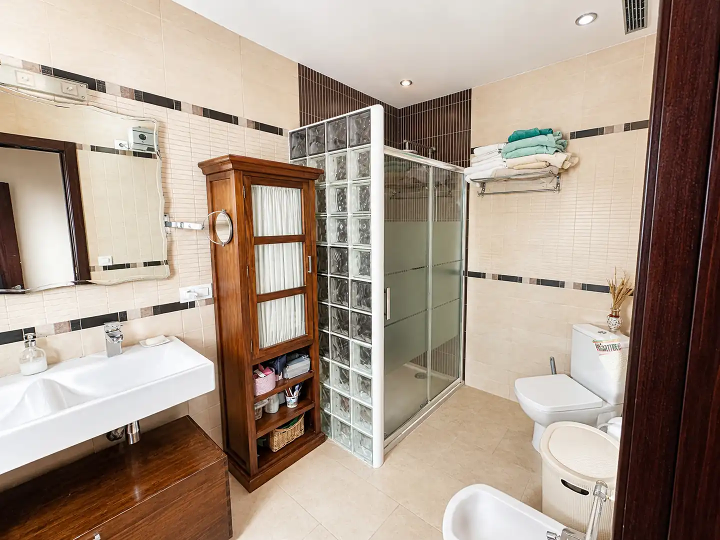 Bany de Casa o xalet en venda en Camas amb Aire condicionat, Parquet i Terrassa