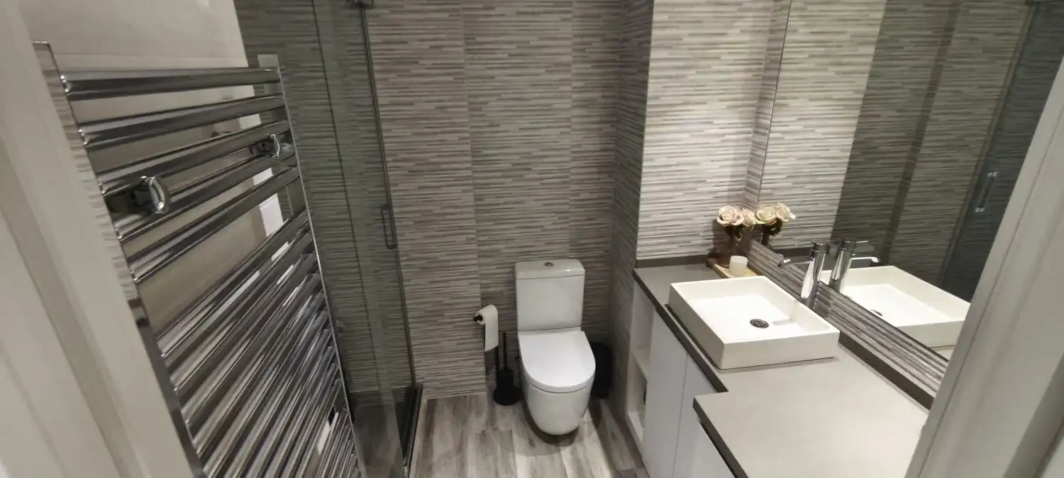 Badezimmer von Wohnung zum Verkauf in Salou mit Klimaanlage, Heizung und Terrasse