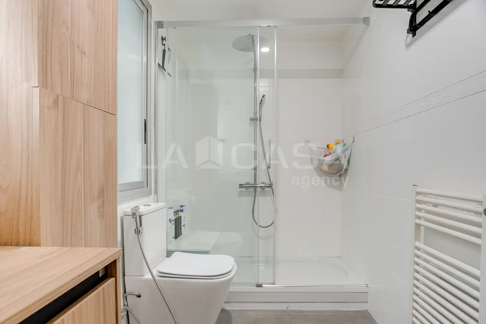 Baño de Piso en venta en Barcelona con Calefacción, Trastero y Balcón