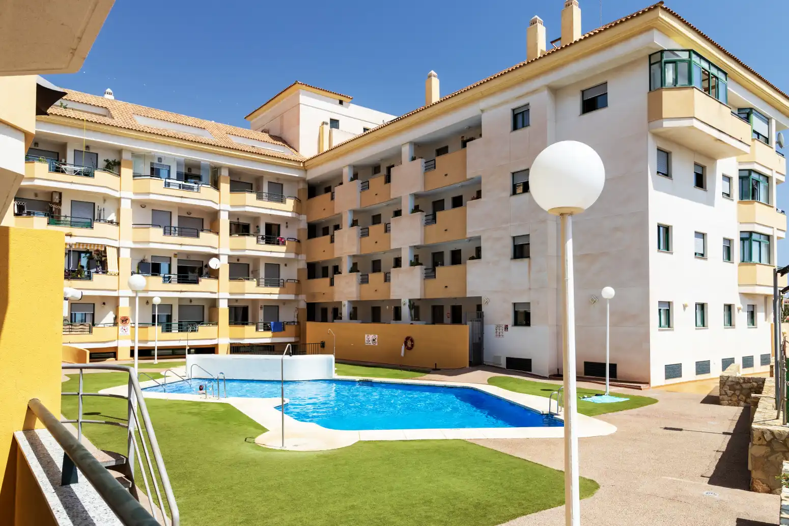 Vista exterior de Piso en venta en Benalmádena con Aire acondicionado, Calefacción y Jardín privado
