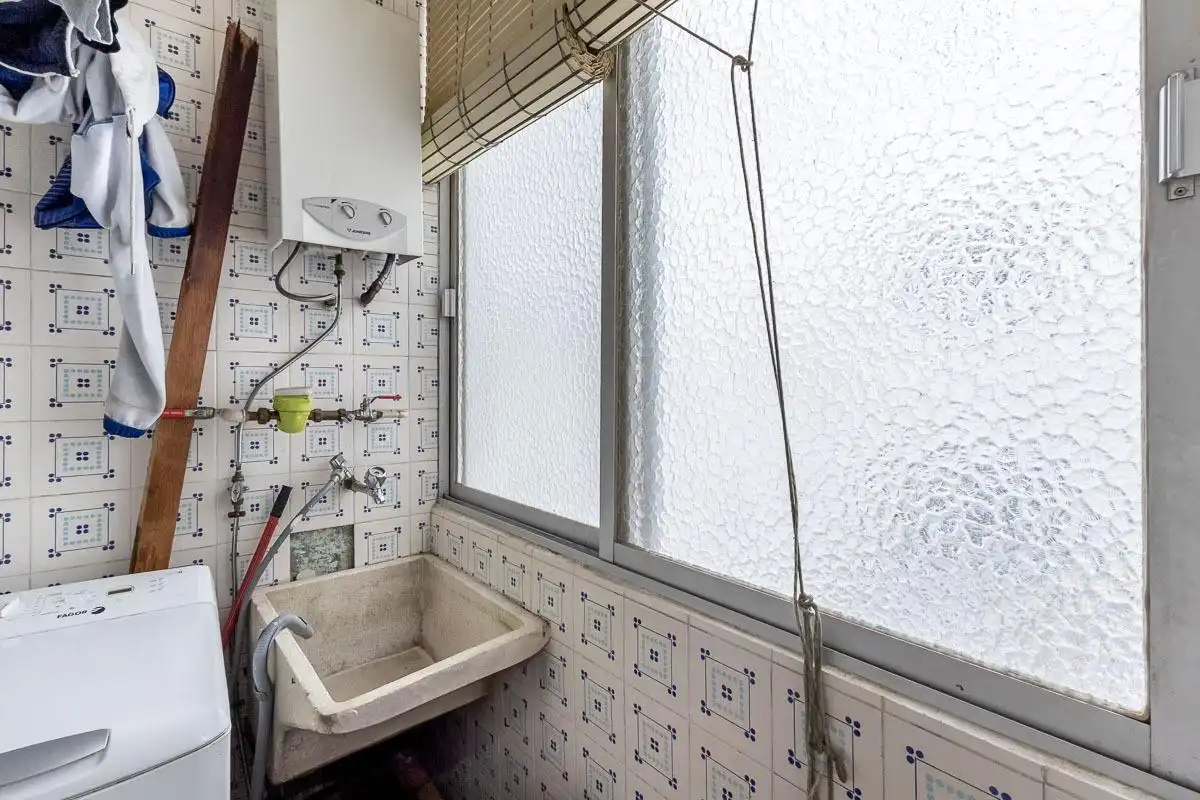 Badezimmer von Wohnung zum Verkauf in Granada mit Klimaanlage, Waschmaschine und Balkon