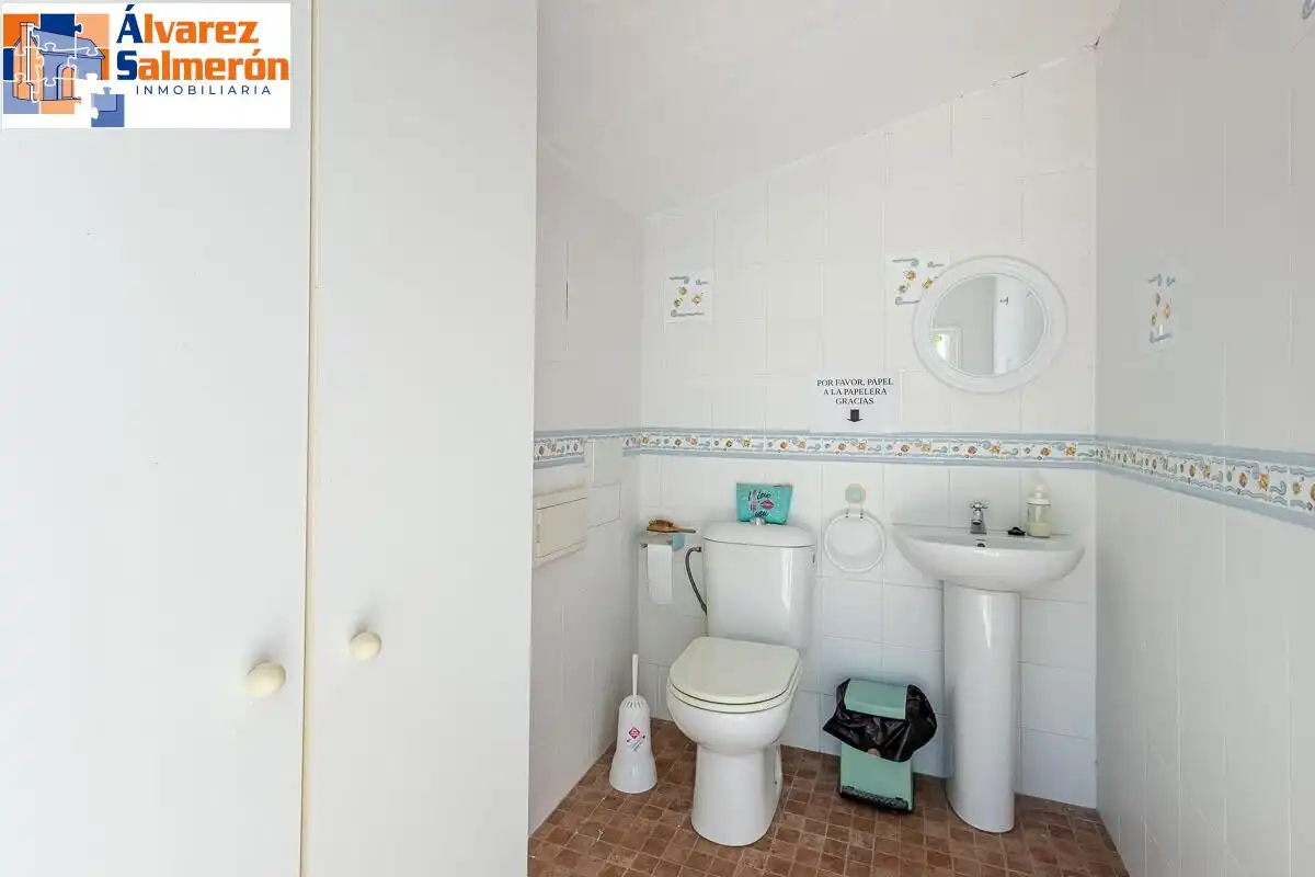 Bathroom of Houses for sale in Altos de la Zubia
