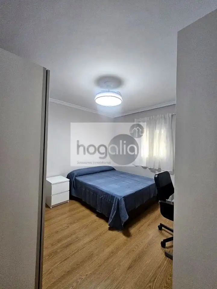 Bedroom of Flat for rent in Sevilla  with Air Conditioner, Terrace and Furnished