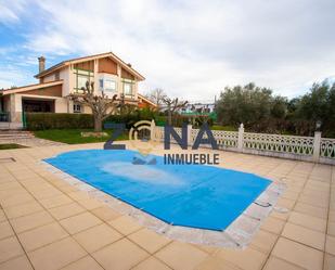 Piscina de Casa o xalet en venda en Malpartida de Cáceres amb Aire condicionat, Calefacció i Terrassa