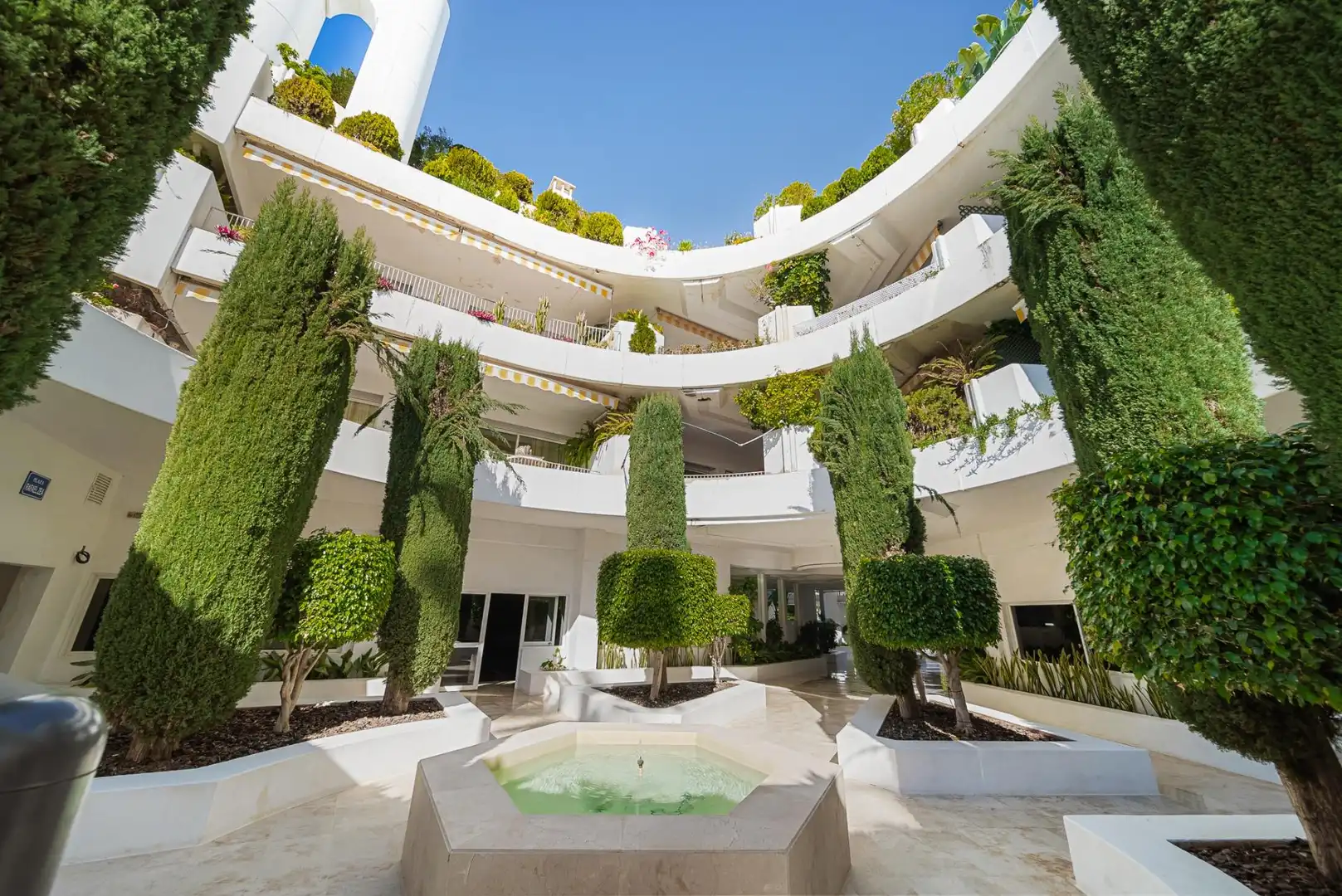 Vista exterior de Apartament en venda en Marbella amb Piscina comunitària