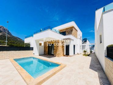 Detached house with pool for sale in Calle Milan