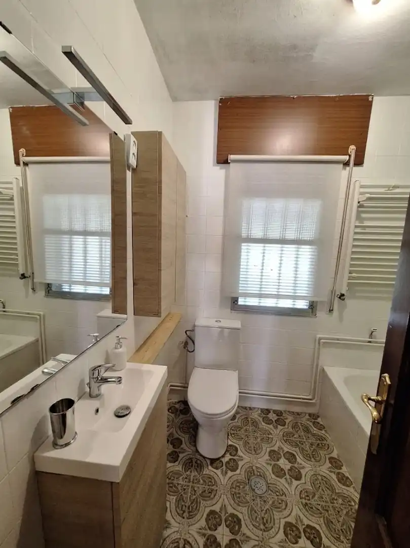 Bathroom of Houses for rent in Culleredo  with Private garden, Swimming Pool and Furnished