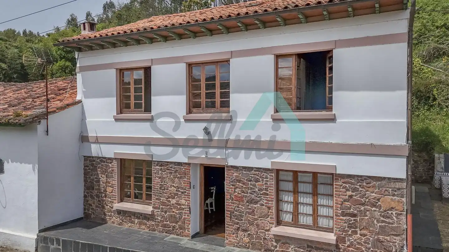 Außenansicht von Einfamilien-Reihenhaus zum Verkauf in Carreño mit Heizung, Privatgarten und Parkett